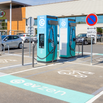 Bornes de recharge sur un parking ouvert au public : Quels avantages pour votre établissement ?