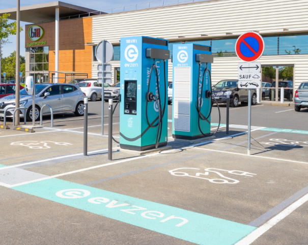 Bornes de recharge sur un parking ouvert au public : Quels avantages pour votre établissement ?